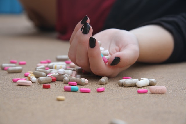 Hand_with_pills
